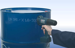 油桶/铁桶/化工桶手持喷码机标识应用 EBS250/EBS260手持喷码机